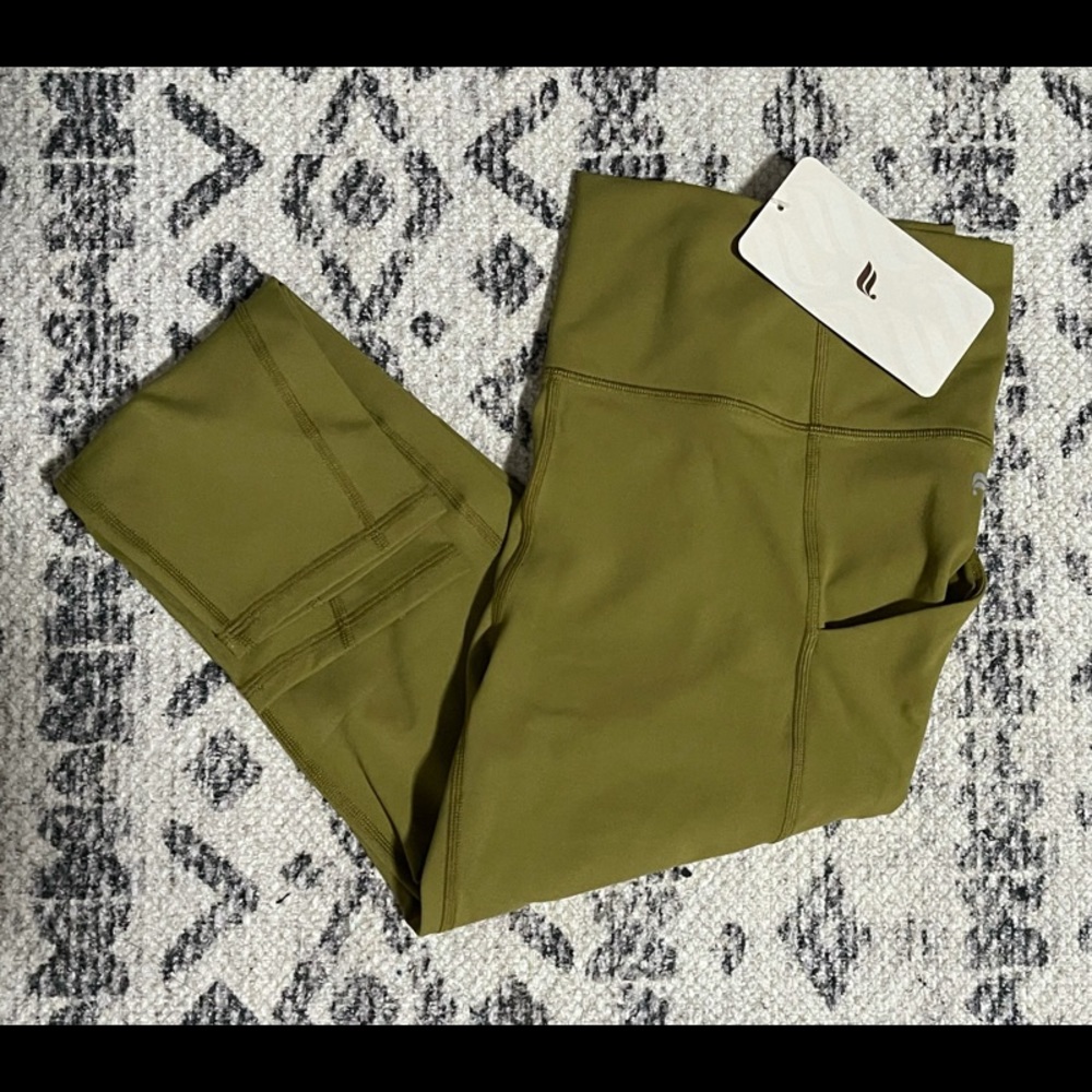 Fabletics High-Waisted Capri NWT